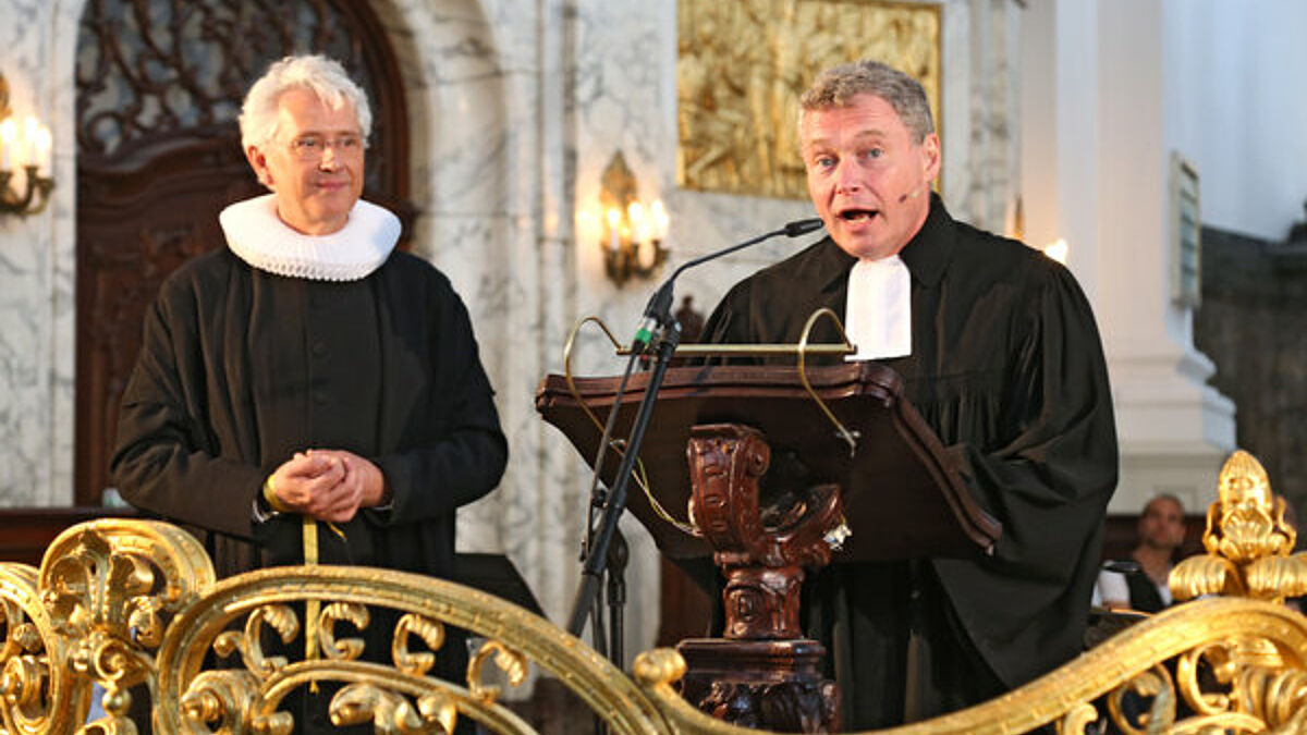 Hauptpastor Alexander Röder (li) und MOGO-Pastor Joachim Lenz. Unter dem Motto "Augen auf!" appellierte Pastor Joachim Lenz an die Biker, vorausschauend und umsichtig unterwegs zu sein.