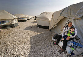 Eine neu angekommene syrische Flüchtlingsfamilie wartet auf die Zuweisung für ihren Zelt-Stellplatz im jordanischen Flüchtlingslager Zaatari an der Grenzen zu Syrien (Archiv 2012).