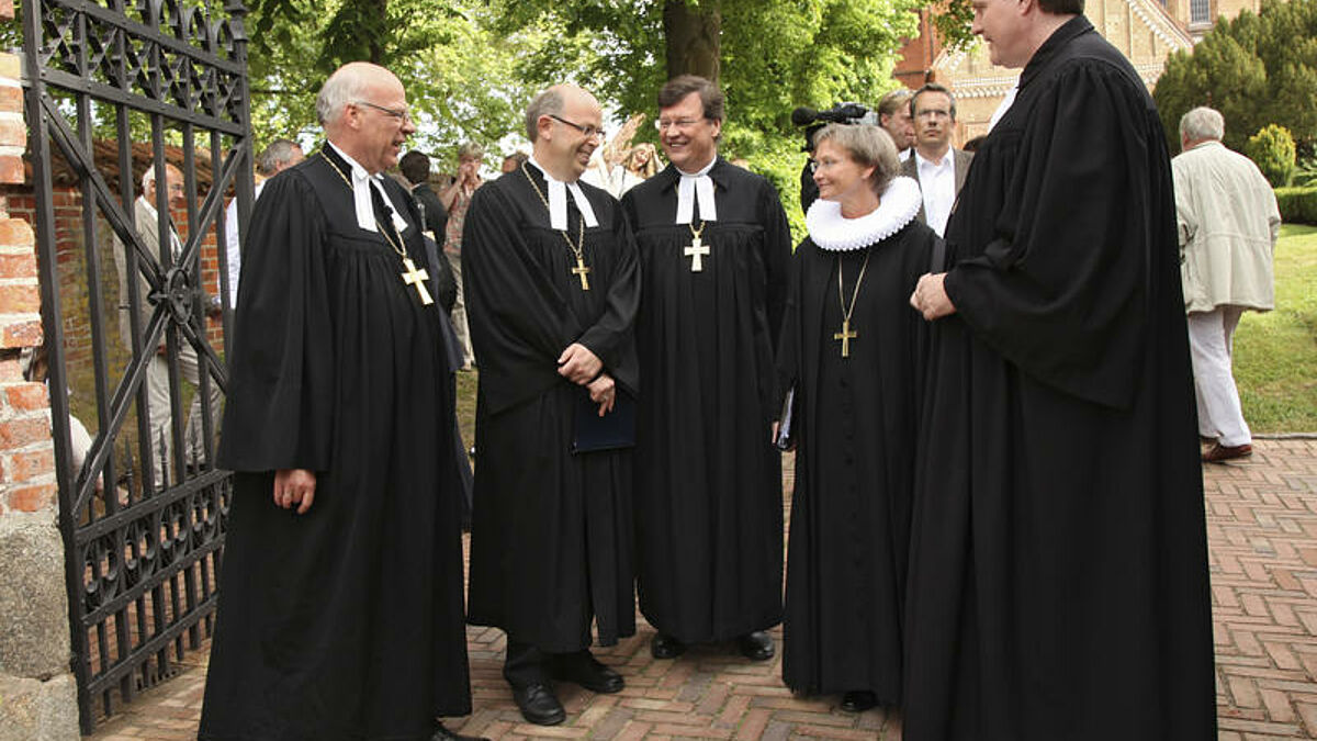 Der nordelbische Bischof Gerhard Ulrich (Schleswig), der nordelbische Bischofsbevollmaechtigte Gotthart Magaard, der pommersche Bischof Hans-Juergen Abromeit (Greifswald), die Hamburger Bischoefin Kirsten Fehrs, und der mecklenburgische Landesbischof Andreas von Maltzahn (Schwerin, v.li.) stehen am Pfingstsonntag (27.05.2012) vor dem Ratzeburger Dom. Dort findet ein Gottesdienst zur Fusion der evangelischen Landeskirchen Mecklenburg, Nordelbien und Pommern zur Nordkirche statt. Anschliessend wird die Kirchenfusion mit einem grossen Volksfest gefeiert. Fuenf Jahre lang wurde ueber die Nordkirche verhandelt. Mit 2,3 Millionen Mitgliedern ist die Nordkirche die fuenftgroesste evangelische Landeskirche und die erste ueber die ehemalige deutsch-deutsche Grenze hinweg. Ihr Gebiet reicht von Helgoland bis Ruegen, von der daenischen bis zur polnischen Grenze. (Siehe epd-Meldungen vom 27.05.2012)