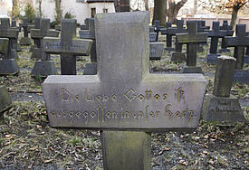 Kreuze mit religiöser Inschrift auf einem Kriegsgräberfeld für Gefallene des Deutsch-Französischen Kriegs von 1870/71 und des Ersten Weltkriegs in Halle an der Saale