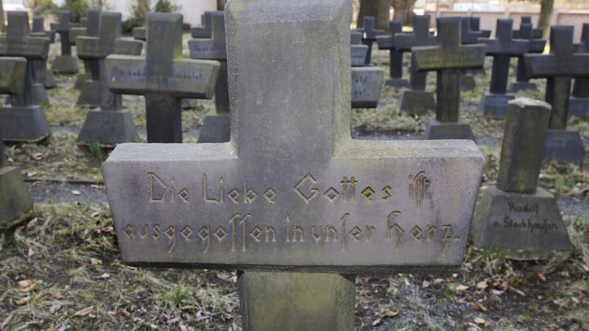 Kreuze mit religiöser Inschrift auf einem Kriegsgräberfeld für Gefallene des Deutsch-Französischen Kriegs von 1870/71 und des Ersten Weltkriegs in Halle an der Saale