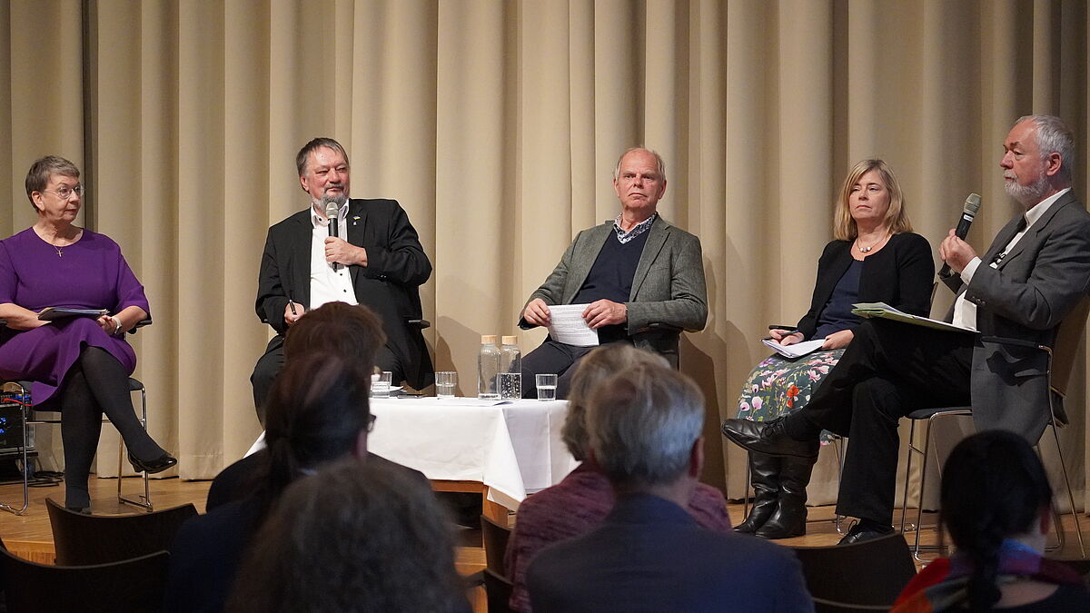 Landesbischöfin Kristina Kühnbaum-Schmidt, Moderator Pastor i. R. Klaus-Dieter Kaiser, Pastor i. R. Eckart Hübener, Prof. Dr. Katharina Kunter und Pastor i. R. und Außenminister a. D. Markus Meckel (v.l.n.r.) auf dem Podium im Wichernsaal. @Annelie Haack-Birgden/Nordkirche 