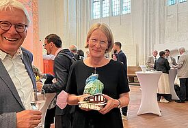 Pastorin Eva Rincke mit Gästen bei ihrer Amsteinführung in St. Katharinen.