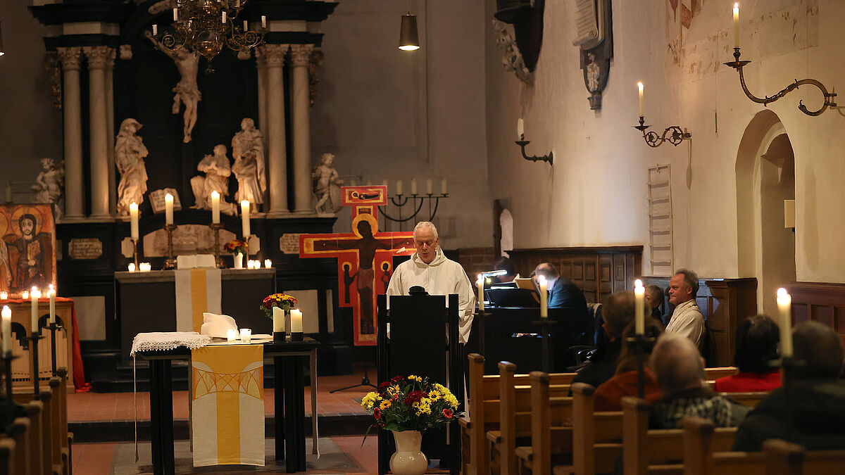 Bischof Tilman Jeremias gestaltet gemeinsam mit Bruder Richard den Taizé-Gottesdienst in Travemünde.