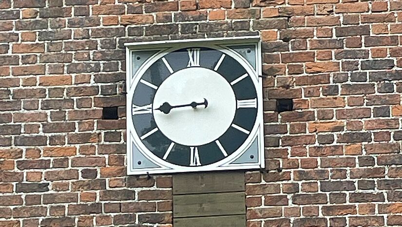 Gressow bei Wismar Turmuhr aus dem Jahr 1756: Blick auf die Einzeiger-Uhr am Turm