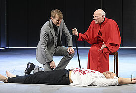 Der Theologe und ehemalige Bischof Gerhard Ulrich (re.), Schauspieler Immanuel Humm (li.) als Koenig Phillipp II und Schauspieler Calvin-Noel Auer als Marquis von Posa, bei den Proben in Schillers Drama "Don Karlos" im Schauspielhaus Kiel.
