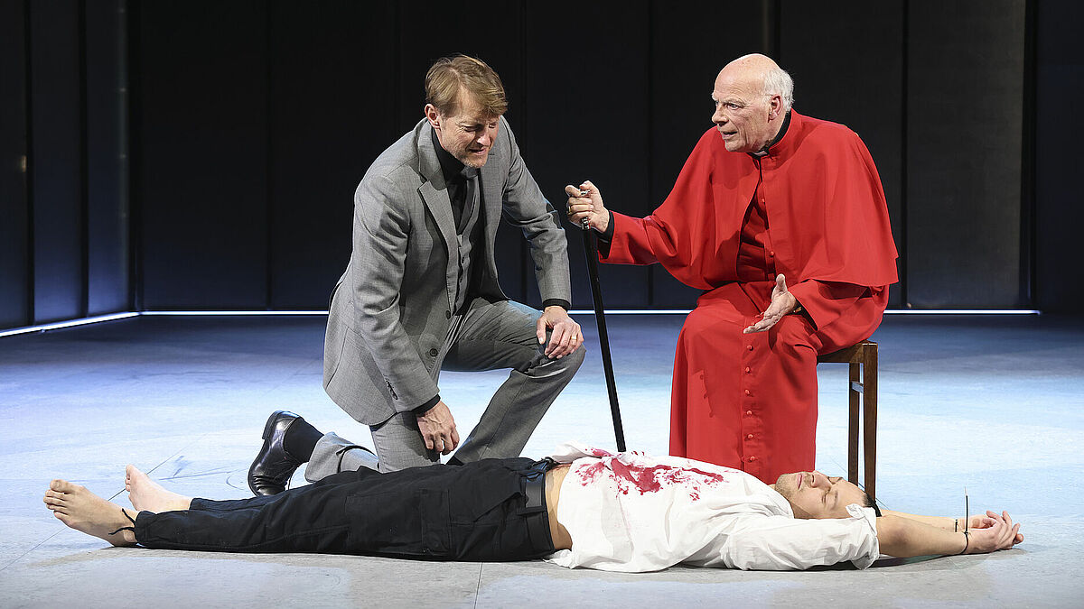 Der Theologe und ehemalige Bischof Gerhard Ulrich (re.), Schauspieler Immanuel Humm (li.) als Koenig Phillipp II und Schauspieler Calvin-Noel Auer als Marquis von Posa, bei den Proben in Schillers Drama "Don Karlos" im Schauspielhaus Kiel.
