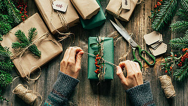 Pakete und Tannenzweige