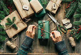 Pakete und Tannenzweige