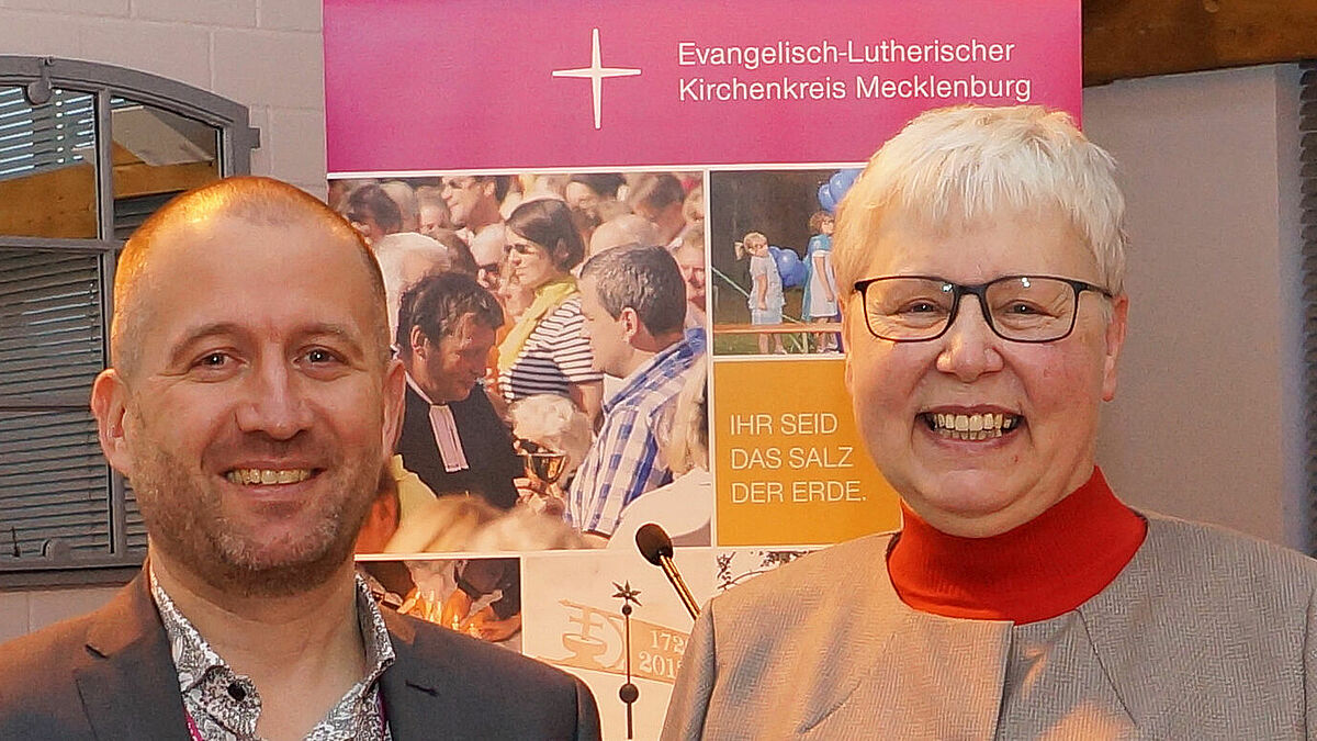 Präses Stefanie Wolf gratuliert Dirk Fey zu seiner Wahl als neuer mecklenburgischer Propst mit Sitz in Rostock.