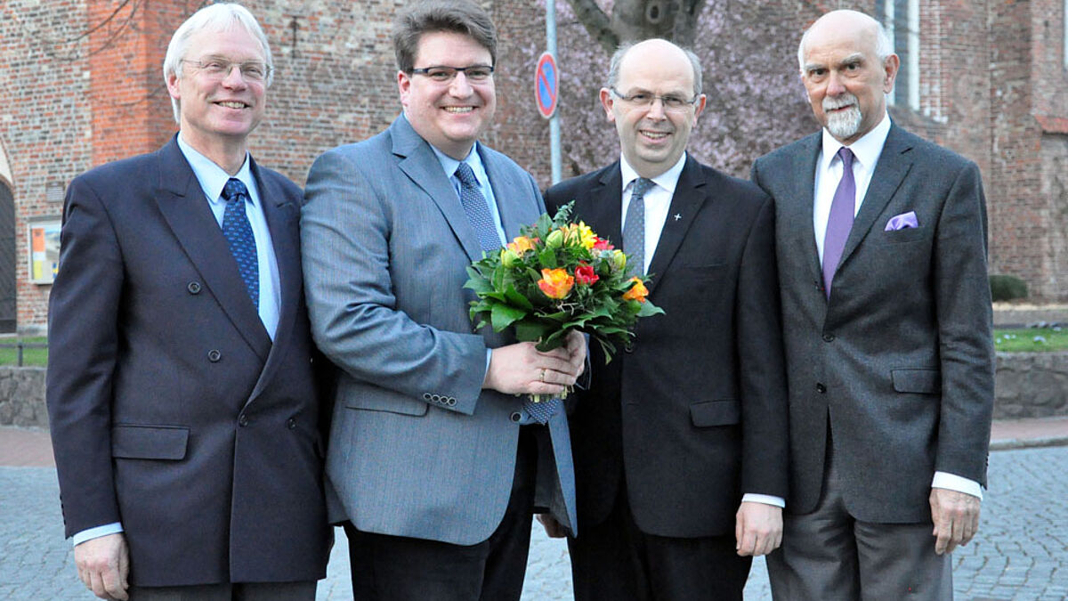 Nach der Propstwahl (v.l.): Propst Matthias Wiechmann, Pastor Dirk Süssenbach, künftiger Propst in Neustadt in Holstein, Bischofsvertreter Gothart Magaard, Präses Dr. Peter Wendt. 
