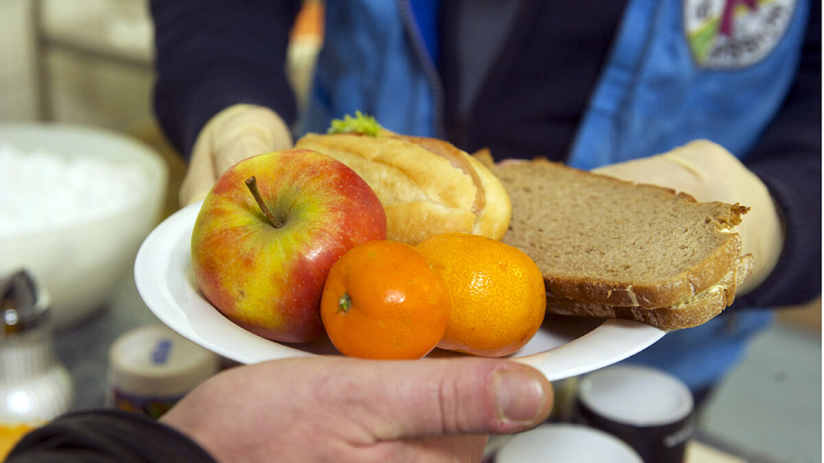 Frisches Obst für Bedürftige – auch das leisten Ehrenamtliche wie hier in der Bahnhofmission