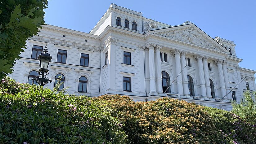 Das Altonaer Rathaus – am 20. Juni richtet die Bezirksversammlung einen Tag rund um die Themen Flucht und Migration aus. Rathaus Altona im Sonnenschein