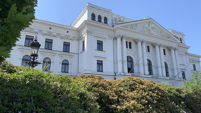 Rathaus Altona im Sonnenschein