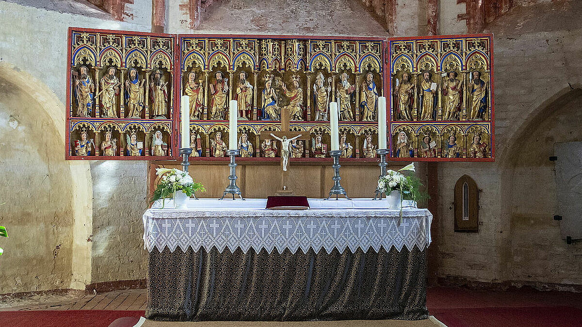 Der Altar in der Dorfkirche auf der Insel Poel in Mecklenburg-Vorpommern.