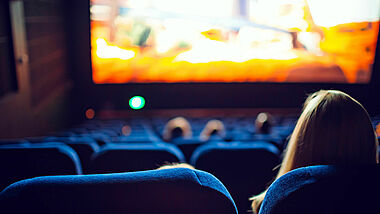 Besucher in einem Kino.