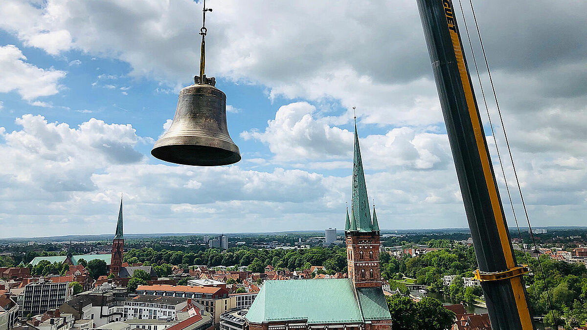 Die 2400 Kilogramm schwere Glocke mit der Aufschrift "Jegliches hat seine Zeit" wird in den Turm der St. Marienkirche in Lübeck hochgezogen.