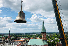 Die 2400 Kilogramm schwere Glocke mit der Aufschrift "Jegliches hat seine Zeit“ wurde in den Turm der St. Marienkirche hochgezogen. 