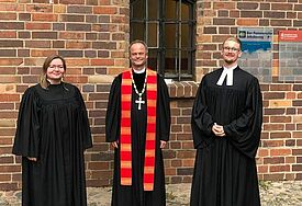 In einem festlichen Gottesdienst hat Bischof Tilman Jeremias am Sonntag (12.9. 2021) im Greifswalder Dom Eva Langner und Dr. Christoph Krasemann für ihr Amt als Pastorin und Pastor gesegnet. 