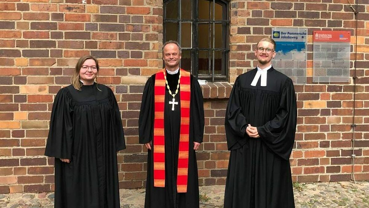In einem festlichen Gottesdienst hat Bischof Tilman Jeremias am Sonntag (12.9. 2021) im Greifswalder Dom Eva Langner und Dr. Christoph Krasemann für ihr Amt als Pastorin und Pastor gesegnet. 