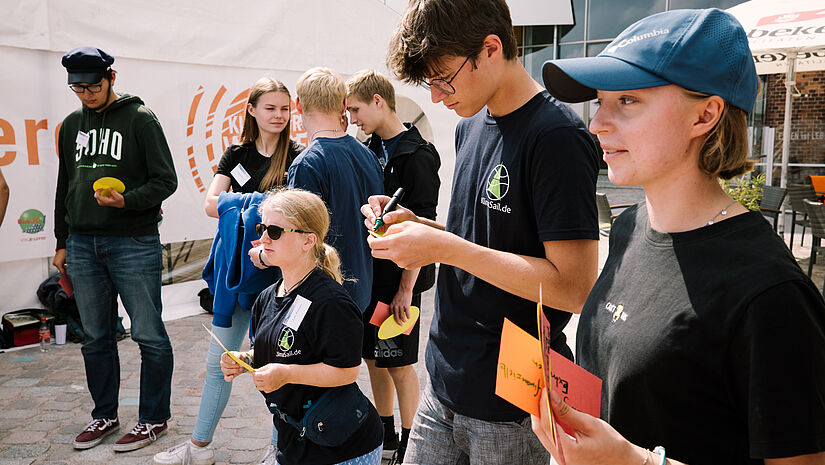 Sich vernetzen, Ideen austauschen, diskutieren und für den Klimaschutz engagieren, das können die Jugendlichen und in Stralsund. 