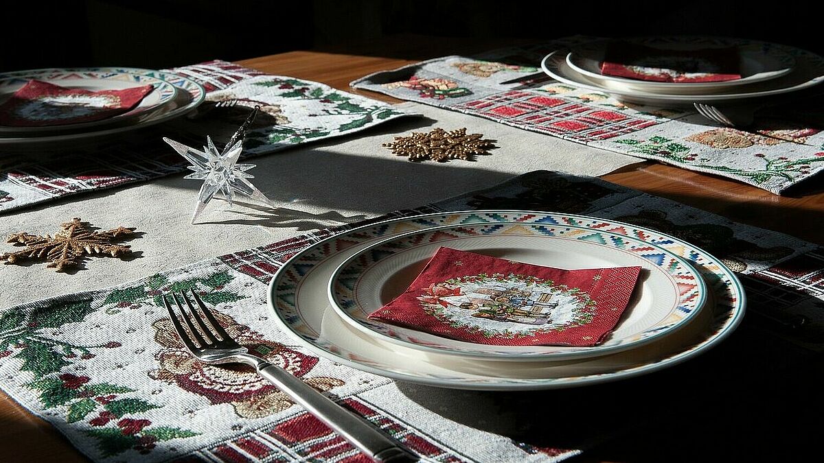 Festlich gedeckter Tisch zu Weihnachten