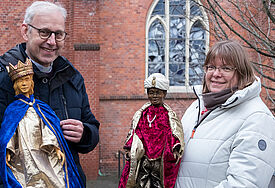 Propst Thomas Benner und Pröpstin Almut Witt mit Königsfiguren