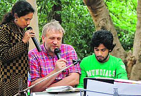 Hartmut Naumann mit Mitgliedern der Jeypore-Kirche. Das Foto entstand bei einem früheren Aufenthalt in Indien