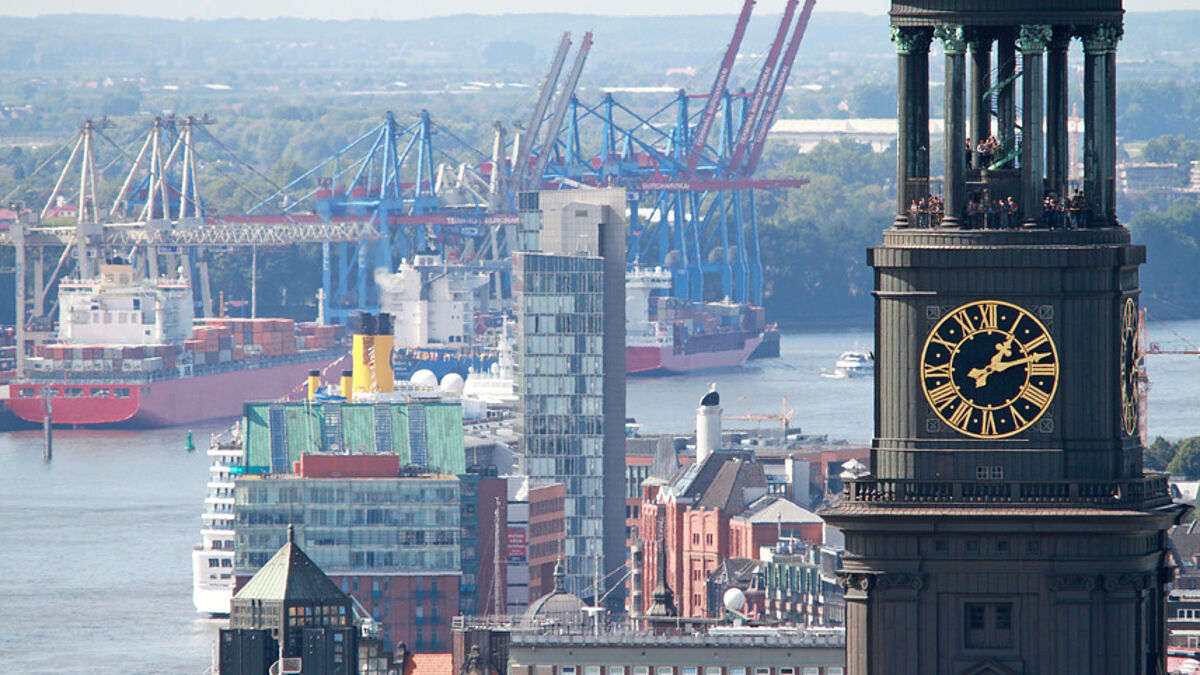 Die Uhr vom Hamburger Michel ist weithin sichtbar: Sie ist die größte Turmuhr Deutschlands und hat einen Durchmesser von 8 Metern