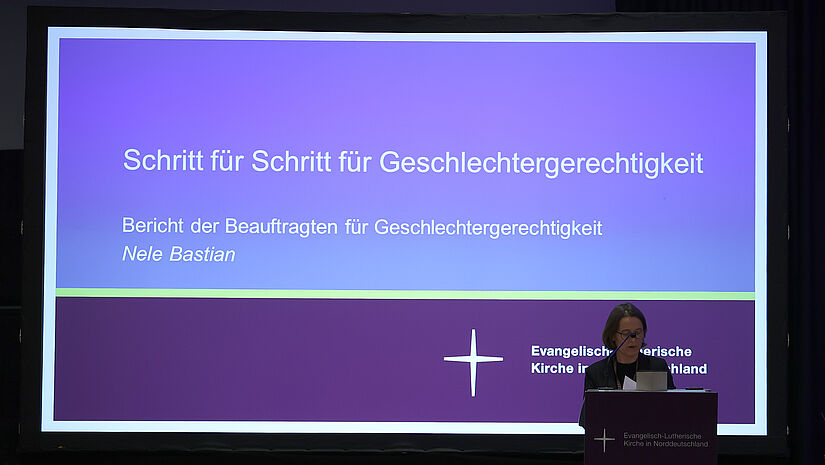 Auf dem Podium: Die Beauftragte für Geschlechtergerechtigkeit, Nele Bastian.