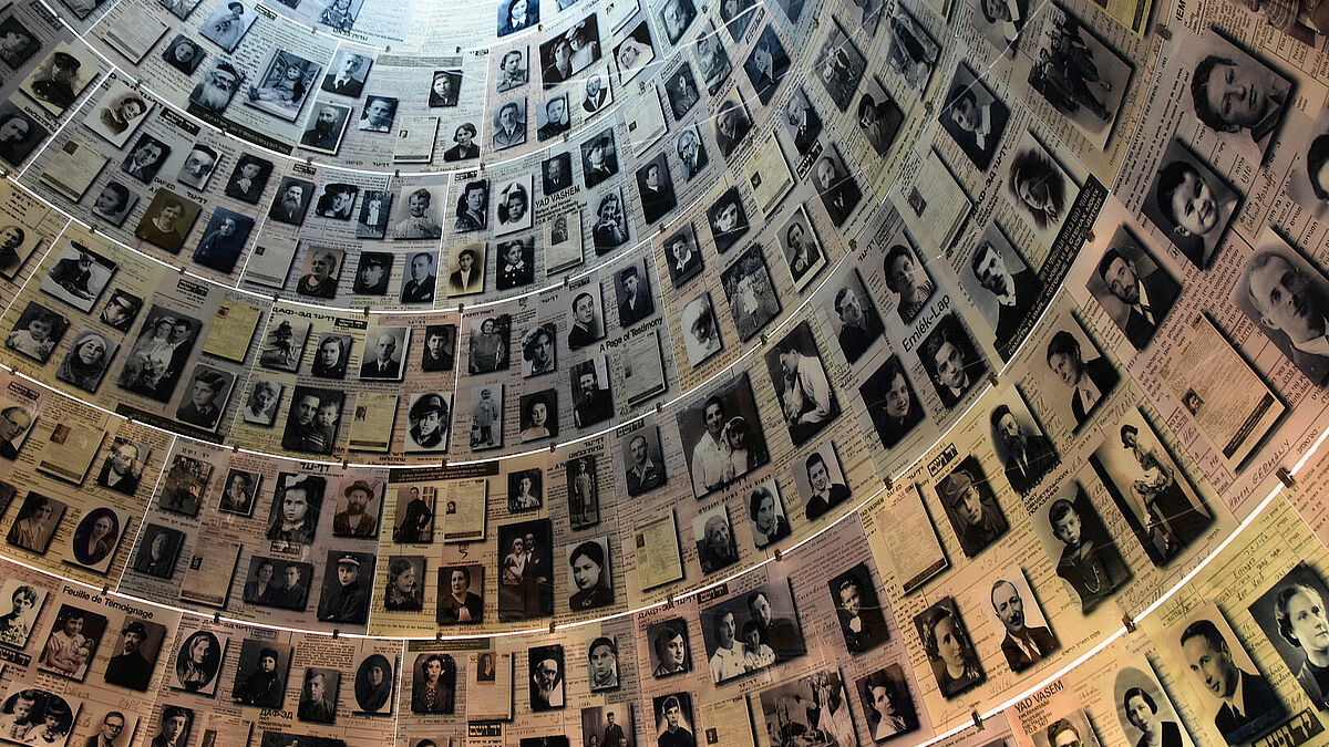 Die Halle der Namen in der Holocaust-Gedenkstätte Yad Vashem in Israel ist das Denkmal des jüdischen Volkes für jeden einzelnen Juden, der im Holocaust ums Leben kam. Die kreisförmige Haupthalle beherbergt die umfangreiche Sammlung von „Gedenkblättern" – kurzen biografischen Notizen jedes Holocaust-Opfers. Mehr als zwei Millionen solcher Blätter werden in den Regalen aufbewahrt, die entlang der Umfassungsmauer der Halle verlaufen.
