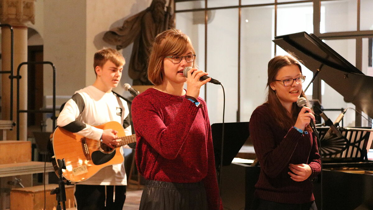 Schülerinnen und Schüler gestalten den Gottesdienst zum Buß- und Bettag im Schleswiger Dom.