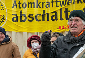 Pastor Werner und Demonstranten