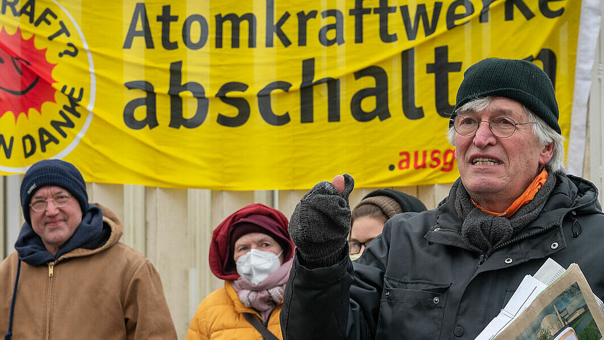 Am Nikolaustag stand Pastor Werner das letzte Mal vor dem AKW Brokdorf. Zum Monatsende wird es stillgelegt. Es ist ein großer Erfolg für ihn und seine Mitstreiter. 