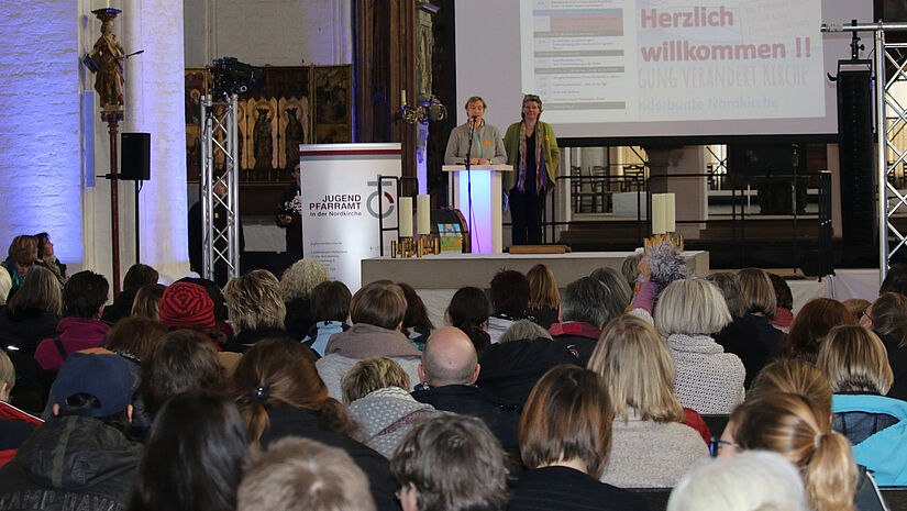 Begrüßung der Konferenz durch (links) Pastorin Raute Martinsen, Referentin des Landesjugendpfarramtes zur Vernetzung der Arbeit mit Kindern in der Nordkirche und (rechts) Pastorin Maike Lauther-Pohl, Sprecherin des Initiativkreises „Vernetzung der Arbeit mit Kindern in der Nordkirche“.