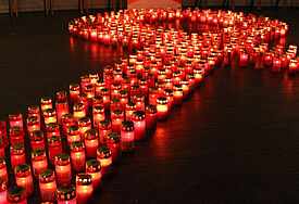 Kerzen für den "Candle-Light-Walk" in Form einer Aids-Schleife.