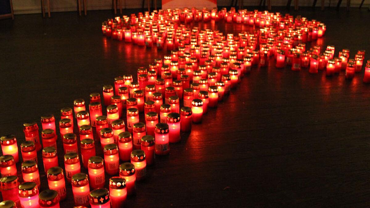 Kerzen für den "Candle-Light-Walk" in Form einer Aids-Schleife.