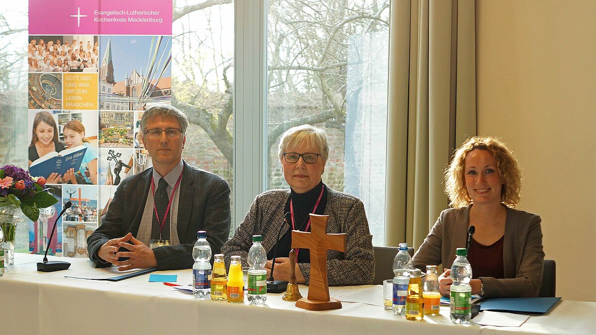 Das neue Präsidium der mecklenburgischen Kirchenkreissynode: Präses Stefanie Wolf (Mitte), 1. Vize-Präses Pastorin Miriam Knierim (r.) und 2. Vizepräses Dr. Christoph Heydemann.