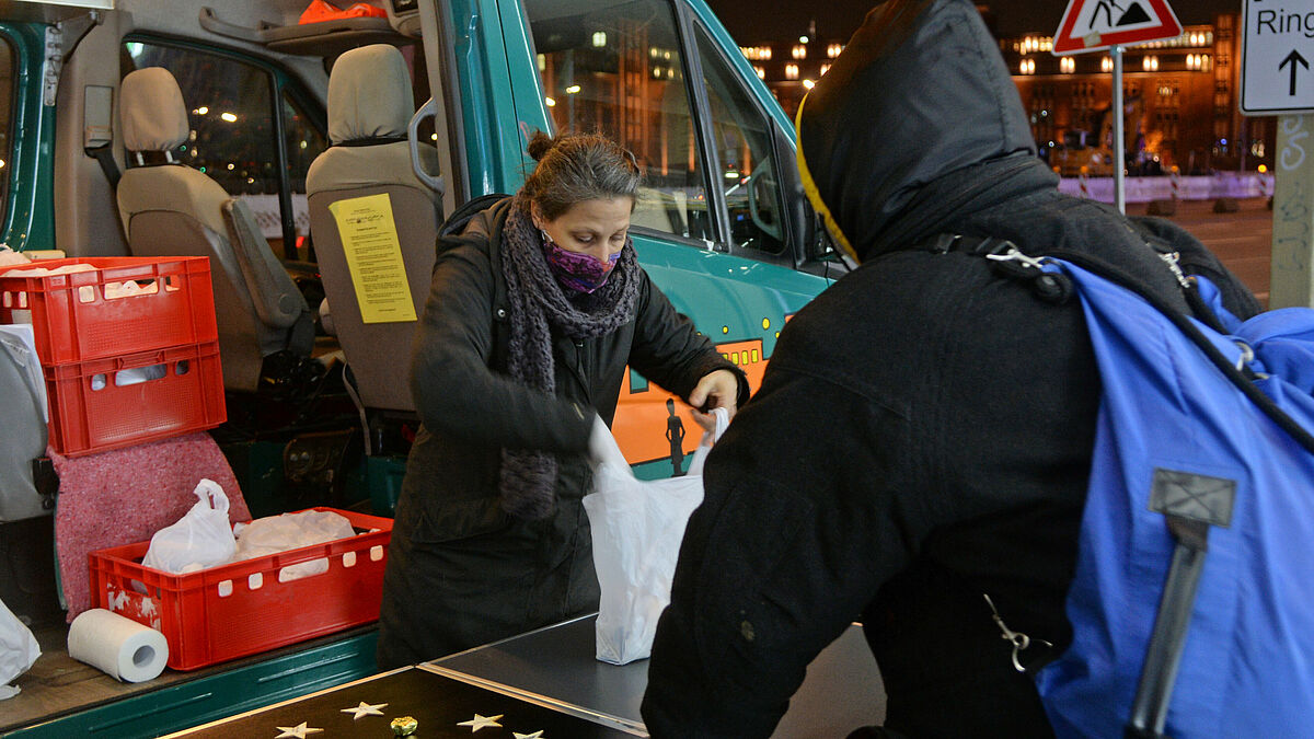 Gabriele Steinhoff ist alle vier Wochen im "Dienstagsteam" des Mitternachtsbusses im Einsatz. Die Intensivkrankenschwester wünscht sich, dass die Corona-Krise den Menschen die Augen für die Situation anderer öffnet. 
