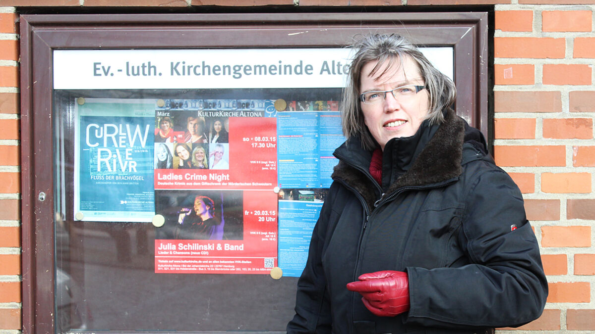 Anja Marschall, Vizepräsidentin der „mörderischen Schwestern“, vor der Kulturkirche Altona