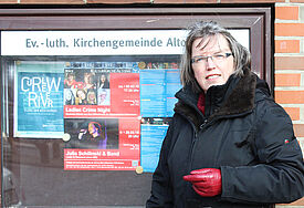 Anja Marschall, Vizepräsidentin der „mörderischen Schwestern“, vor der Kulturkirche Altona