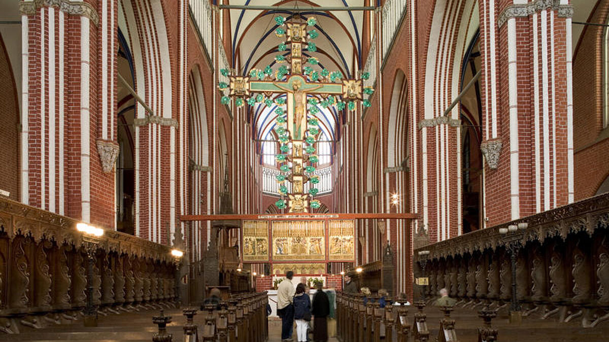 Kirche des 1171 gegründeten Zisterzienserklosters im mecklenburgischen Bad Doberan (Aufnahme vom 24.07.2009). Das 1368 geweihte gotische Münster ist 39 Meter breit und 78 Meter lang. Um die evangelische Kirchgemeinde bei den vielen Führungen durch das mittelalterliche Bauwerk zu unterstützen, kommen seit nunmehr 40 Jahren alljährlich Dutzende junger Leute mit einer Ausbildung als Kirchenführer nach Bad Doberan. Vor 40 Jahren hatte der damalige mecklenburgische Landesjugendpastor Wolfgang Schmidt erstmals junge Menschen zwischen 18 und 30 Jahren zur "Doberan-Aktion" aufgerufen. Etwa 1.400 Jugendliche sind seither seinem Aufruf gefolgt, berichtet Münster-Kustos Martin Heider. (Siehe epd-Bericht vom 30.07.09)