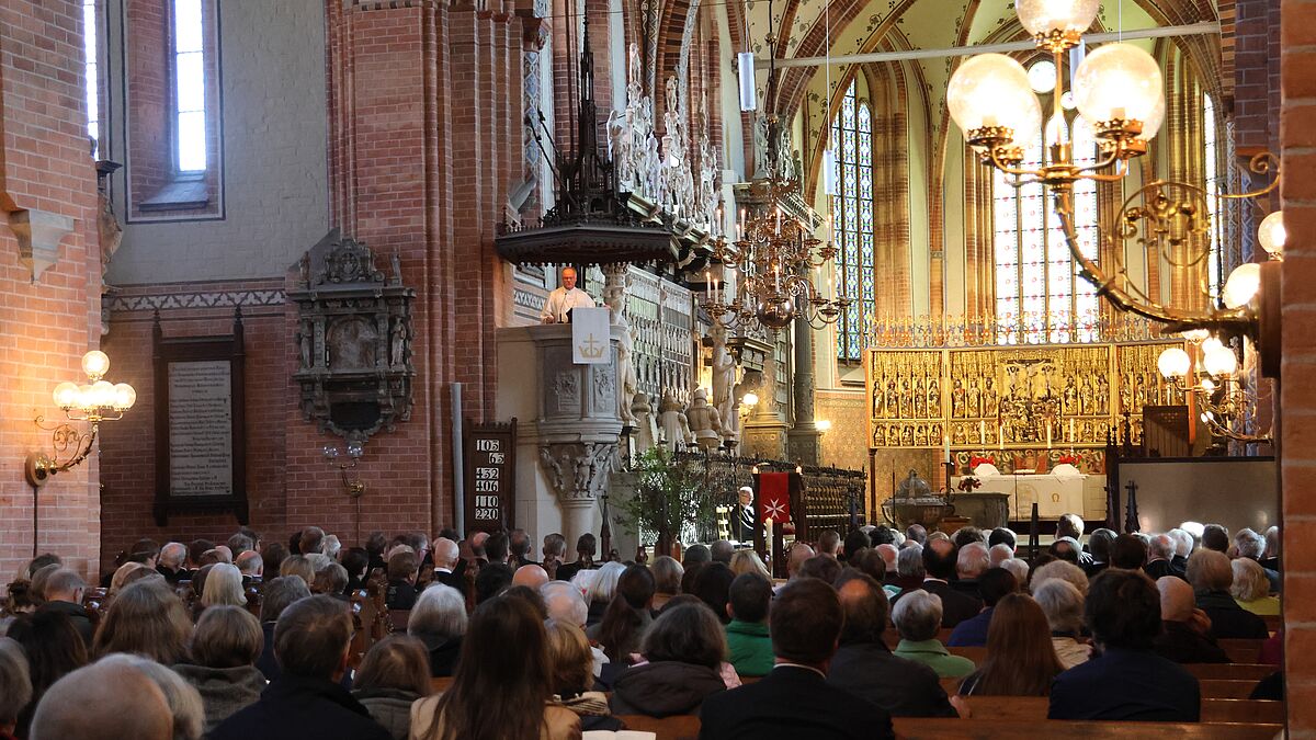 Bischof Tilman Jeremias bei der Predigt im Festgottesdienst zum diesjährigen Rittertag des Johanniterordens im Güstrower Dom. 