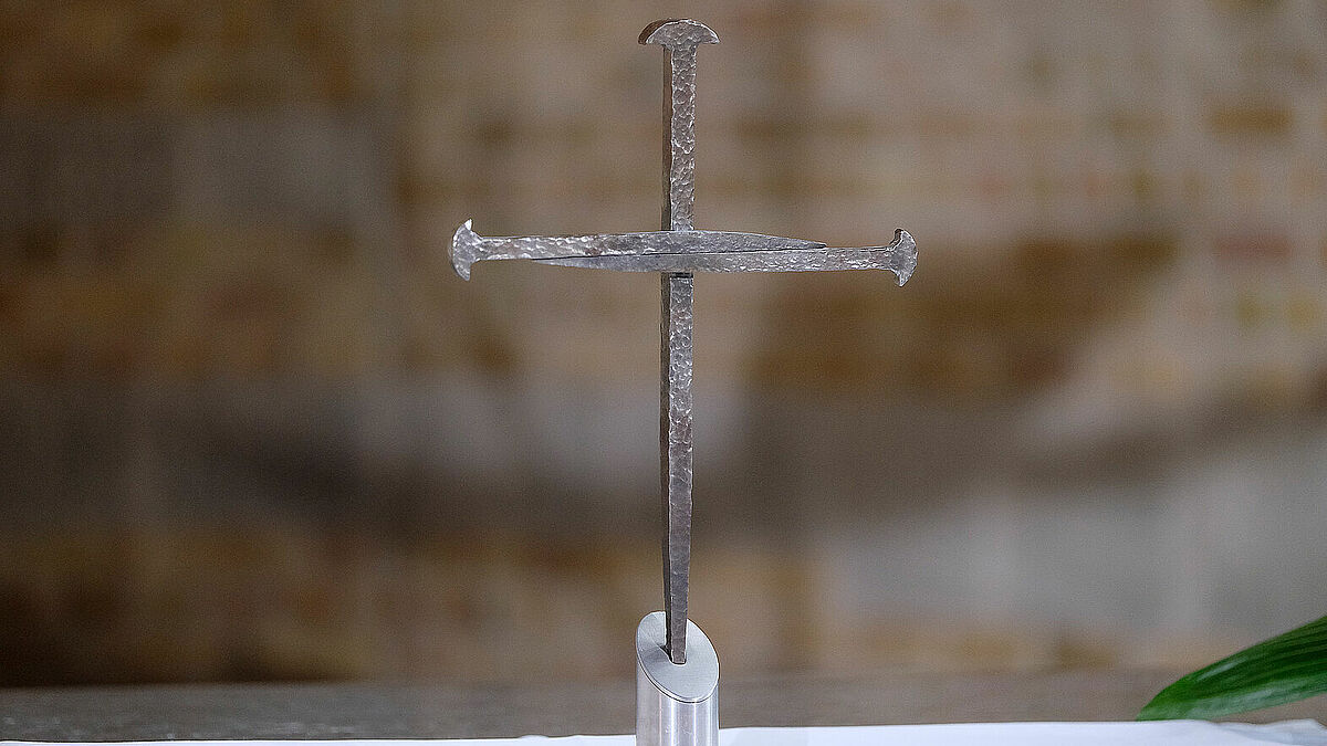 Sie gelten als Symbol für Frieden und Versöhnung: Drei Nägel, zusammengefügt zu einem Kreuz. Das Nagelkreuz wurde im Zweiten Weltkrieg Zeichen eines Friedensnetzwerkes. Die deutsche Luftwaffe hatte die Kathedrale von Coventry zerstört, doch der Dompropst barg drei Nägel aus dem Dachstuhl und rief zu Versöhnung auf.