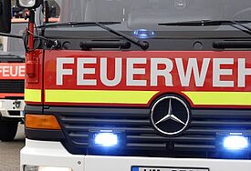 Feuerwehrfahrzeug im Einsatz (Symbolbild).