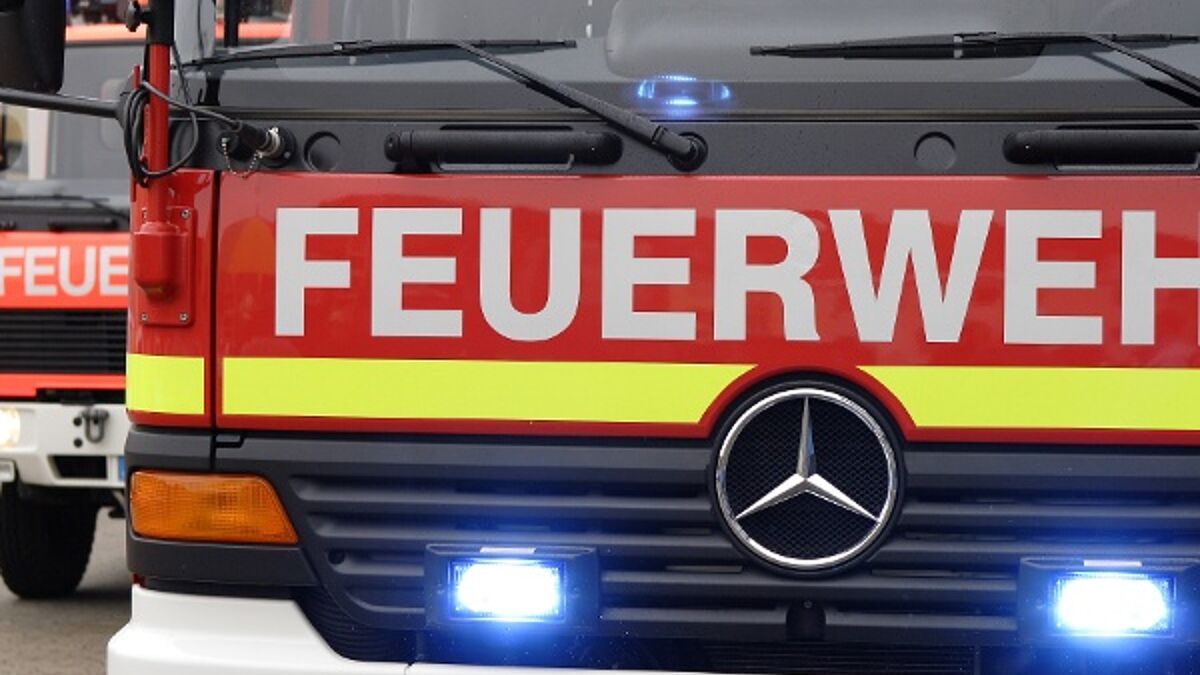 Feuerwehrfahrzeug im Einsatz (Symbolbild).