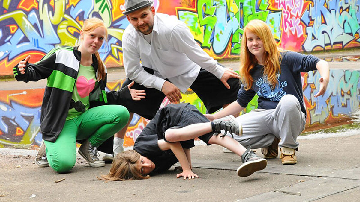 Breakdance-Trainer Jakub Schöning mit Jugendlichen der Fatality Crew aus der Kieler Vorstadt: "Tanzen ist wie Ferien für uns, das ist Erholung vom ganzen Tag"