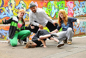 Breakdance-Trainer Jakub Schöning mit Jugendlichen der Fatality Crew aus der Kieler Vorstadt