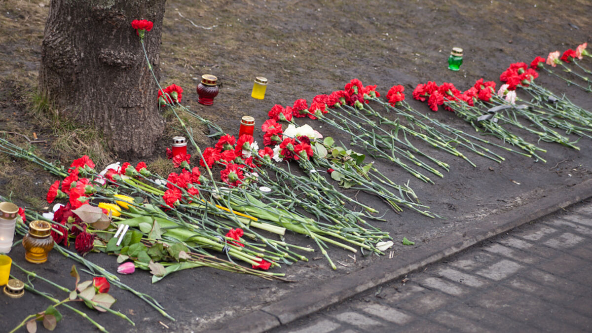 23. Februar 2014: Blumen zum Gedenken an die Toten auf dem Maidan in Kiew, Ukraine