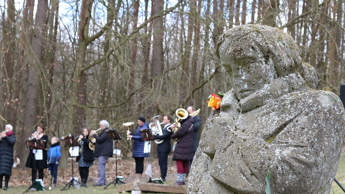 Die Usedomer Statue zeigt eine trauernde Mutter. Sie steht für die vielen Menschen, die durch die Bombardierung jemanden verloren haben. "Ich glaube nicht, dass es eine Lösung unserer Konflikte ist, wenn wir einander töten. Wir müssen andere Wege finden als Menschheit", so Bischof Jeremias bei der Gedenkveranstaltung.  